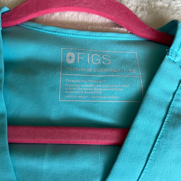 Figs Neón Blue Casma Scrub Top - Picture 2 of 3
